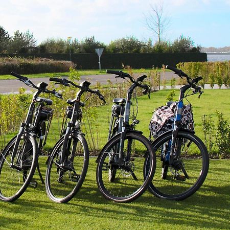 luxe Villa MaromaMistral Veerse Meer free 4 Ebikes BBQ Springkussen WIFI Kamperland Buitenkant foto