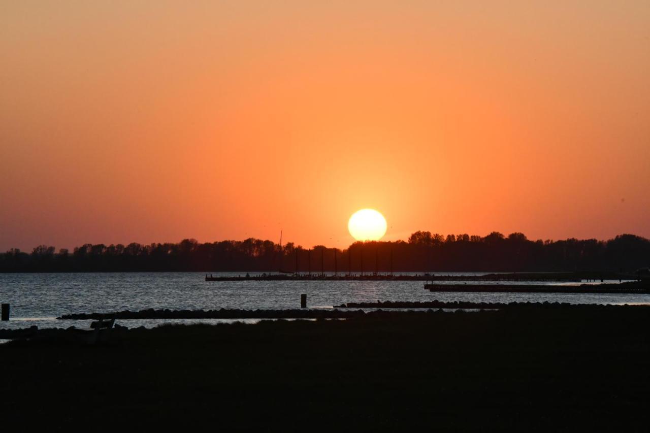 luxe Villa MaromaMistral Veerse Meer free 4 Ebikes BBQ Springkussen WIFI Kamperland Buitenkant foto